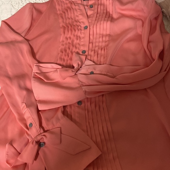Selling a bundle of (4) banana republic blouses in excellent condition! - Picture 5 of 10
